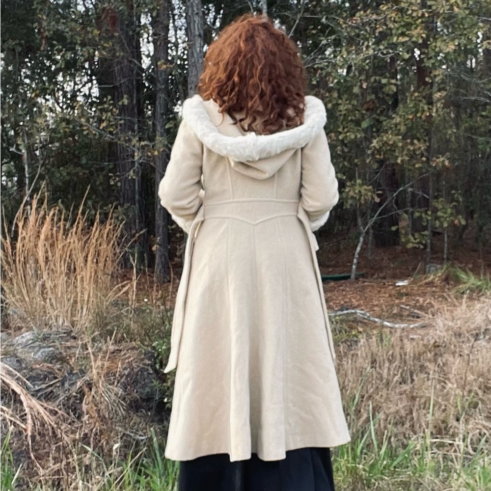 Beautiful Vintage Hooded Winter Coat. - Picture 3 of 4